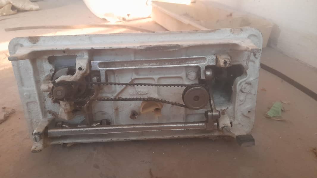 OLD SINGER  SEWING MACHINE 1