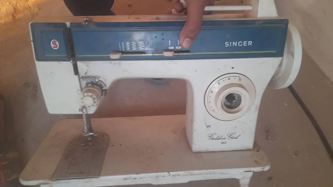 OLD SINGER  SEWING MACHINE 2