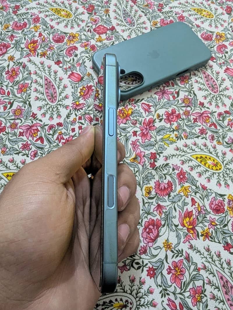 Apple iPhone 16 2