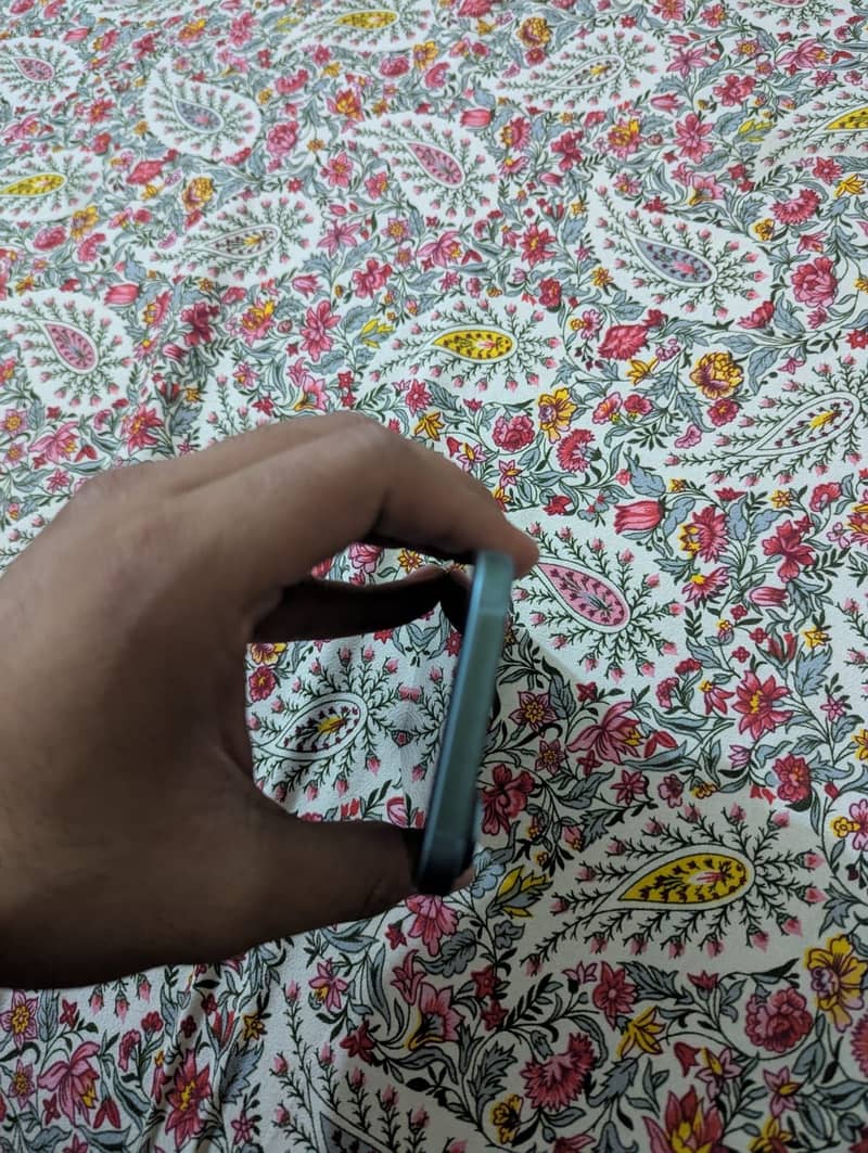 Apple iPhone 16 4