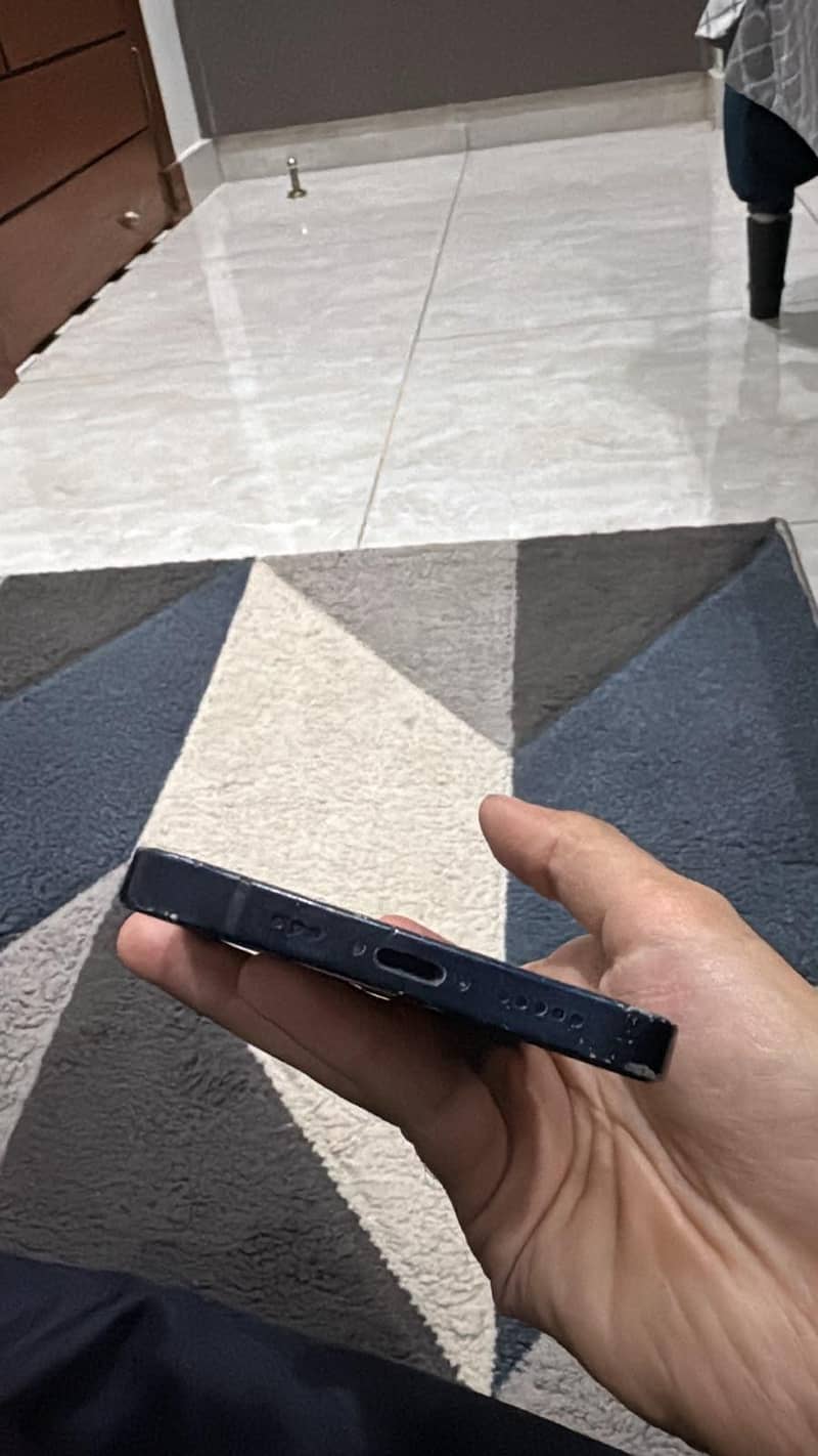 Apple iPhone 12 4