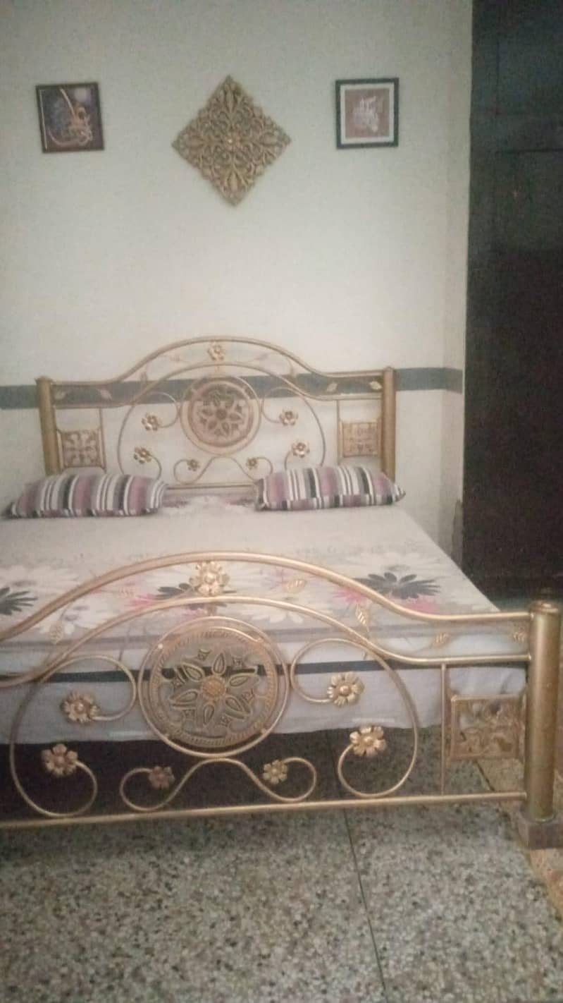 solid iron bed 0