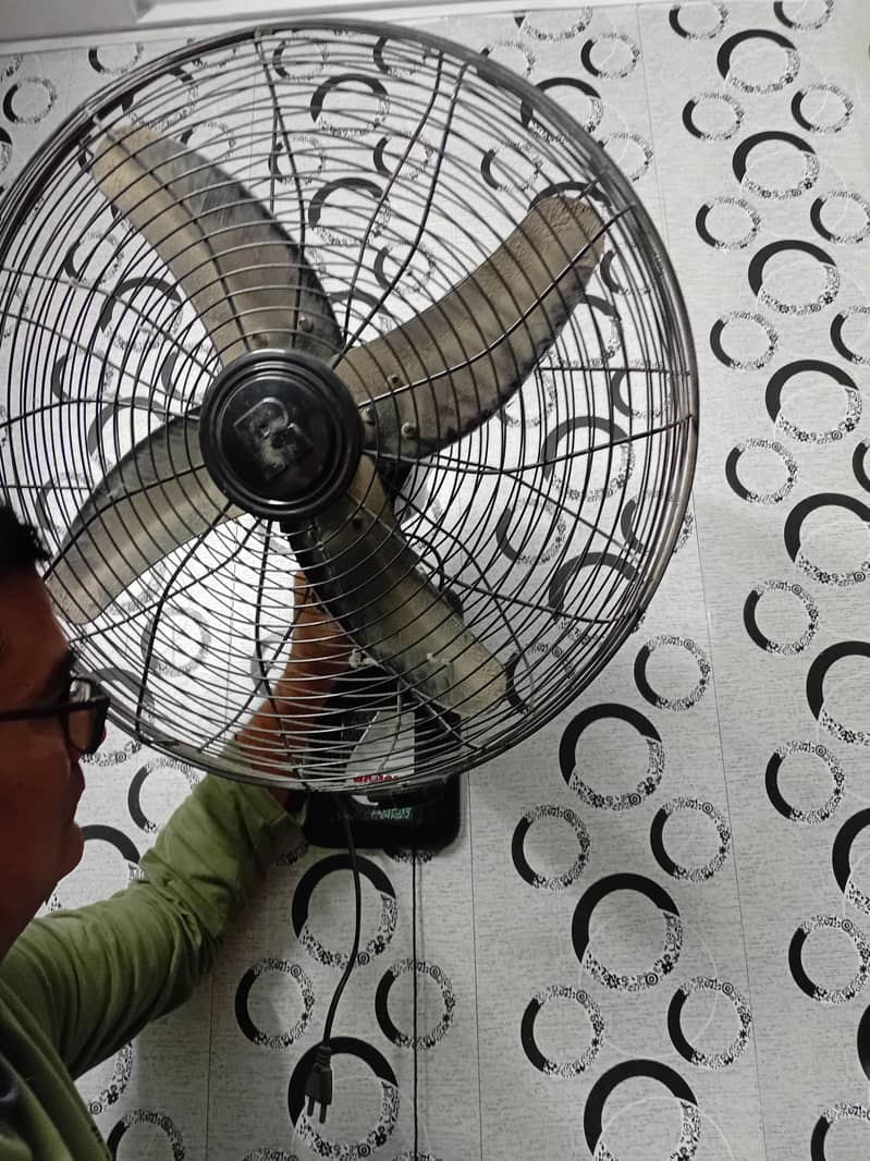 Royal Bracket Fan 1