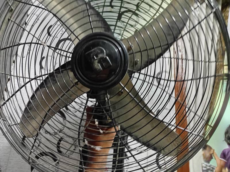 Royal Bracket Fan 3