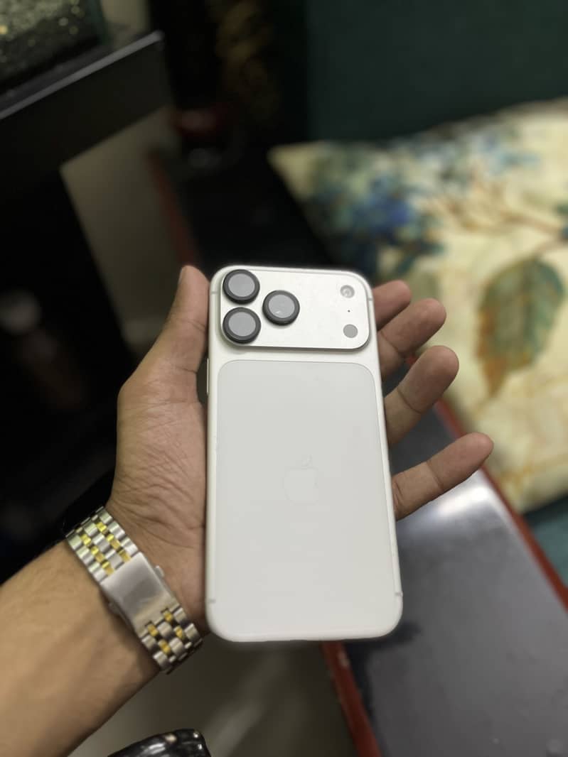 Apple iPhone 17 Pro Max 4