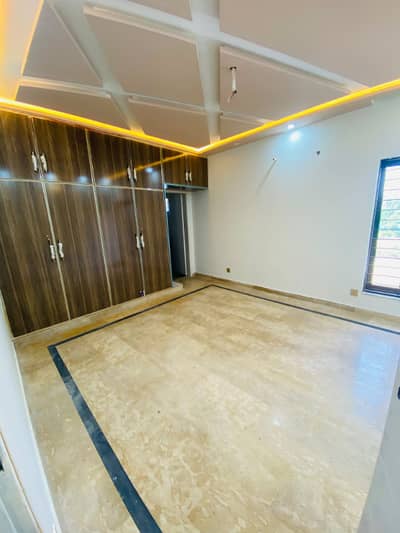 5 Marla 2nd floor portion available for rent