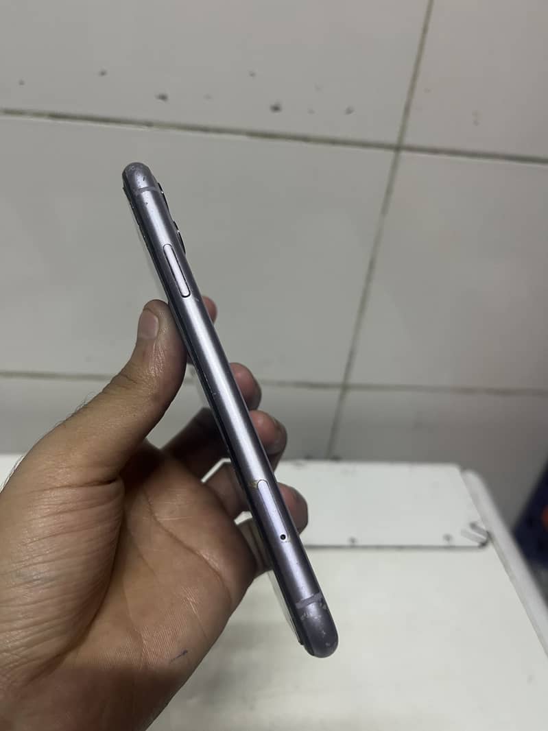 Apple iPhone 11 4