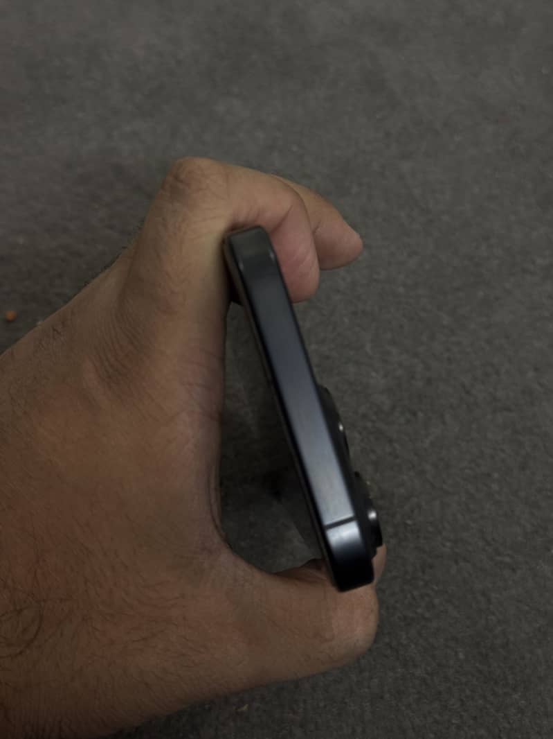 iPhone 15 Pro Max 4