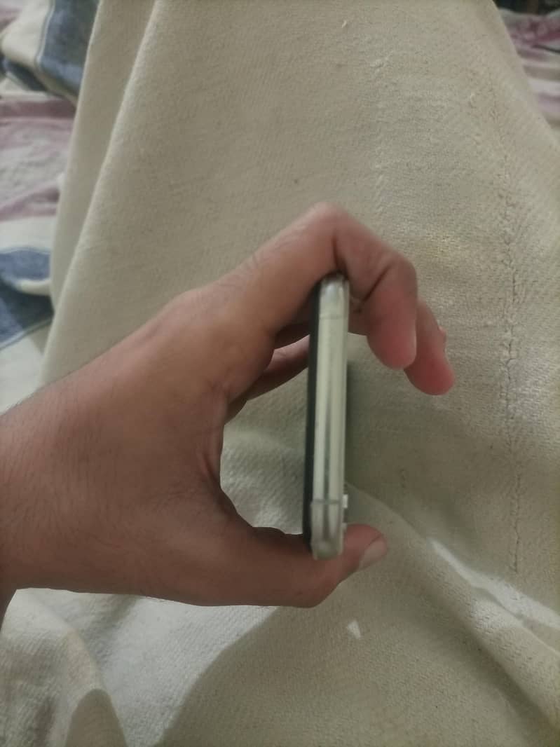 Apple iPhone XS 4