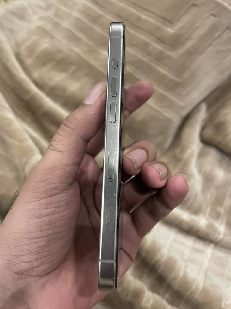 Apple iPhone 15 Pro 6