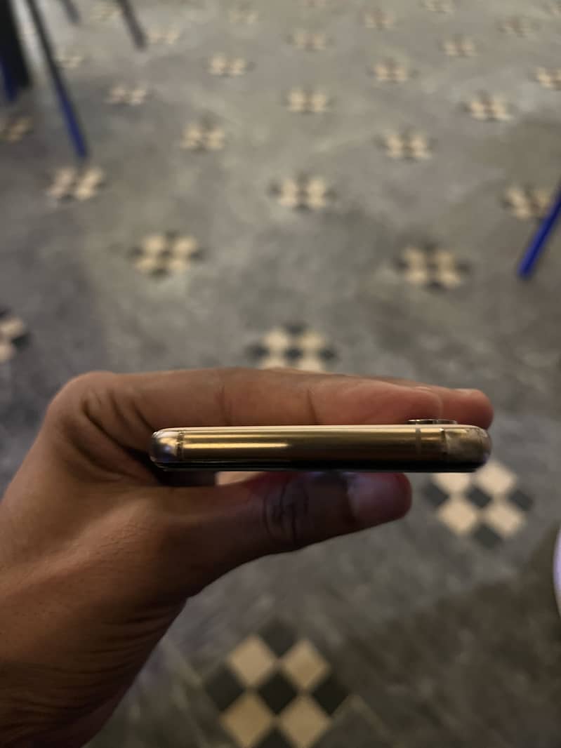 Apple iPhone XS 4