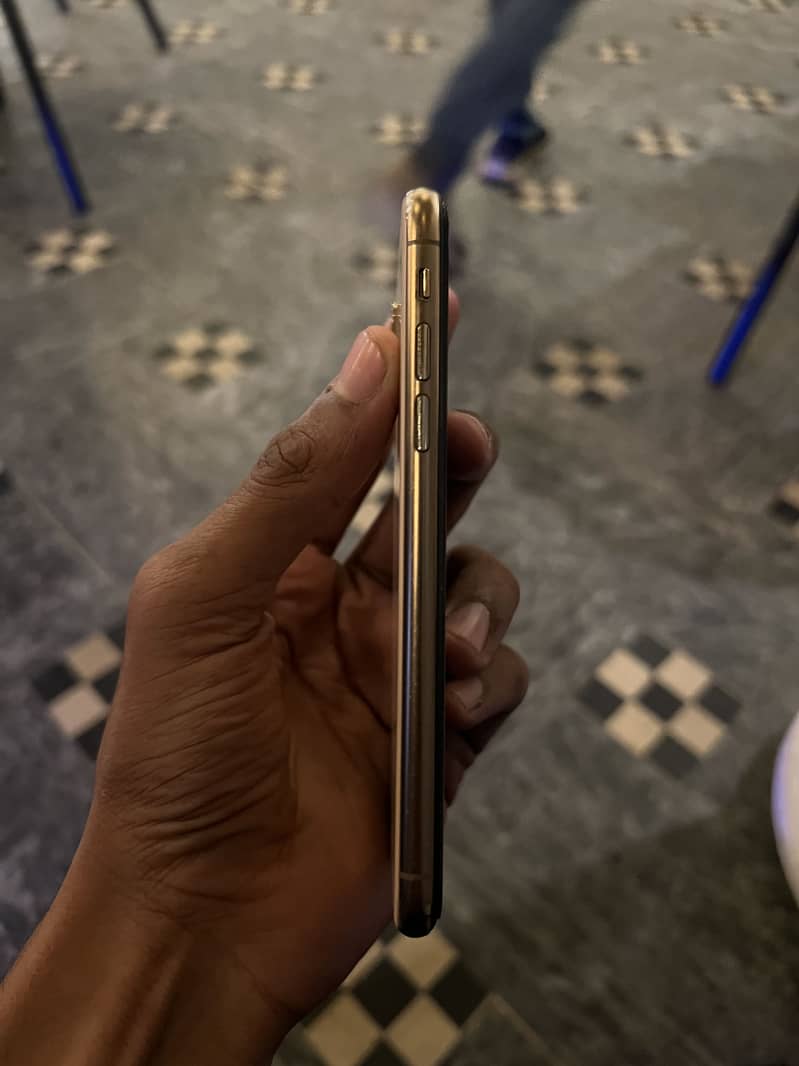 Apple iPhone XS 5