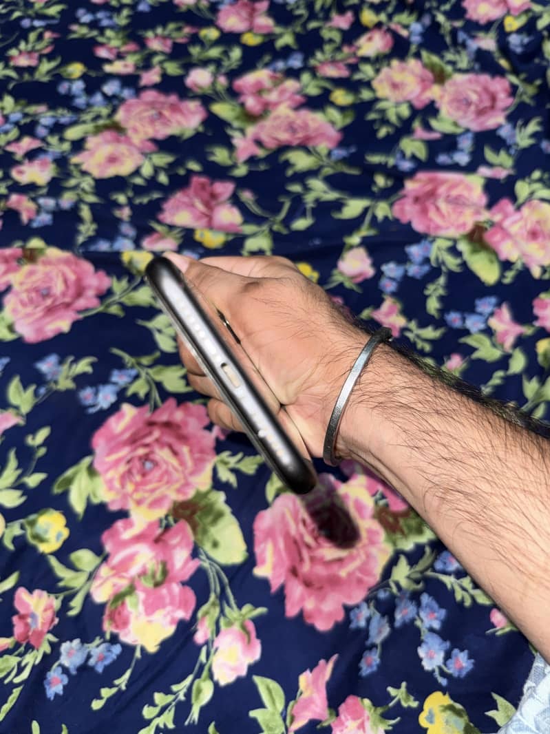 Apple iPhone 11 4