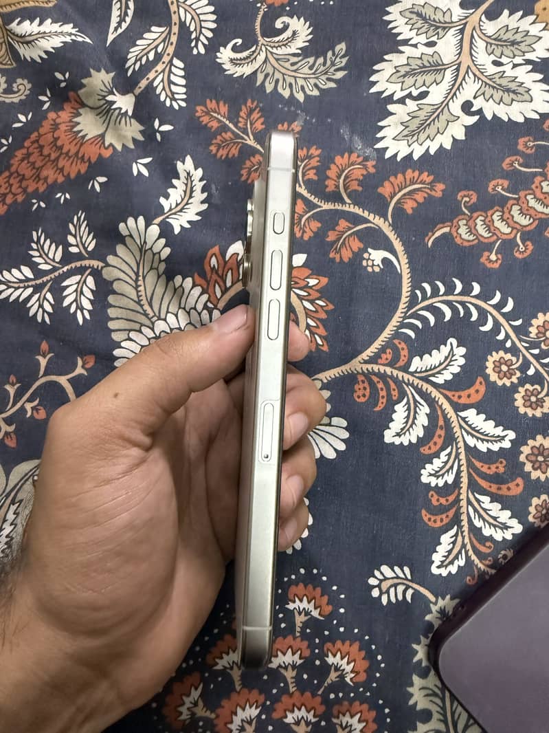 Apple iPhone 15 Pro Max 2