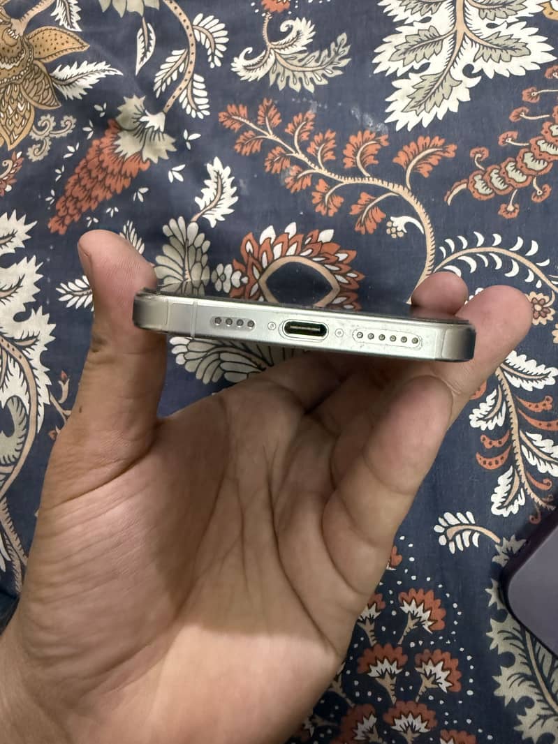 Apple iPhone 15 Pro Max 3
