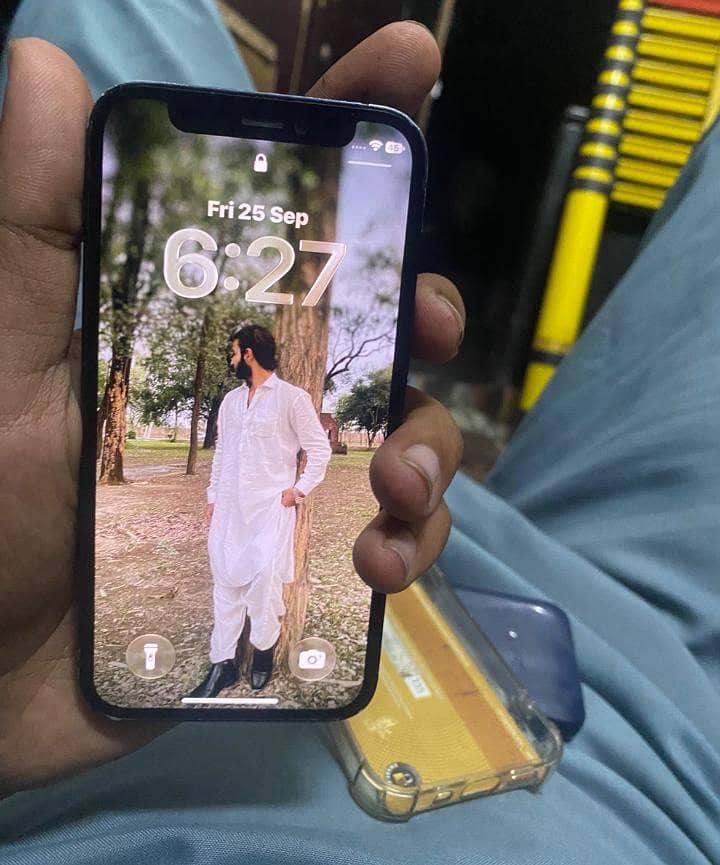 Apple iPhone 12 3