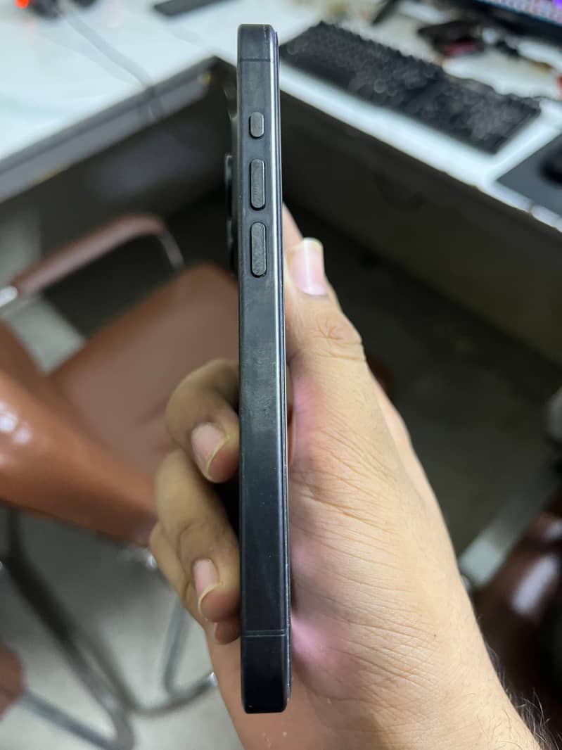 Apple iPhone 15 Pro 2