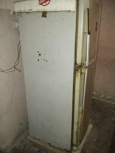 Dawlance company ka refrigerator hai condition 10/05 hai working achi