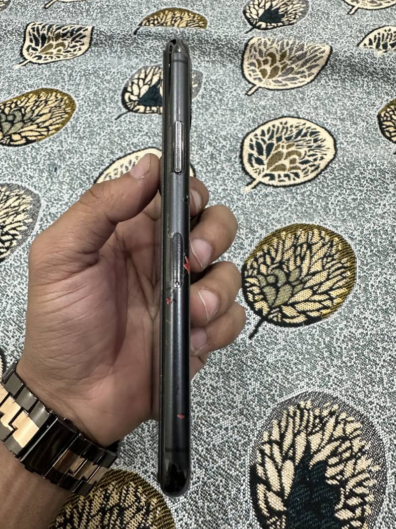 Apple iPhone 11 Pro 2