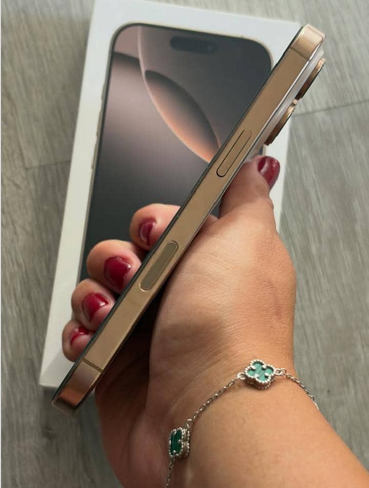 Apple iPhone 16 Pro Max 1