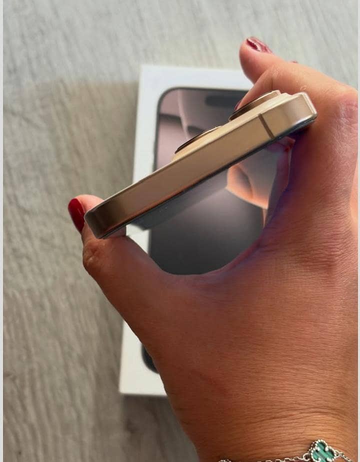 Apple iPhone 16 Pro Max 2