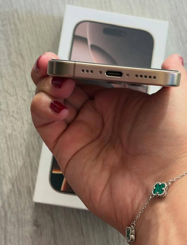 Apple iPhone 16 Pro Max 3