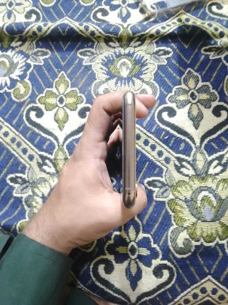 Apple iPhone XS Max 1