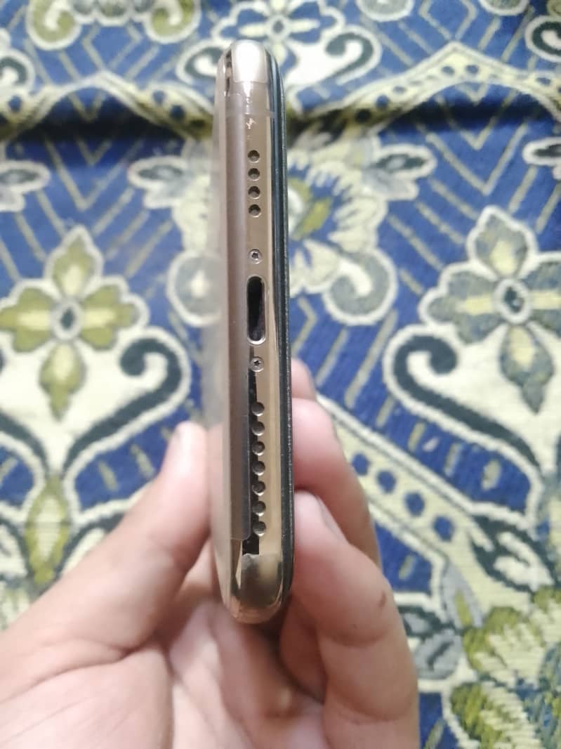 Apple iPhone XS Max 3