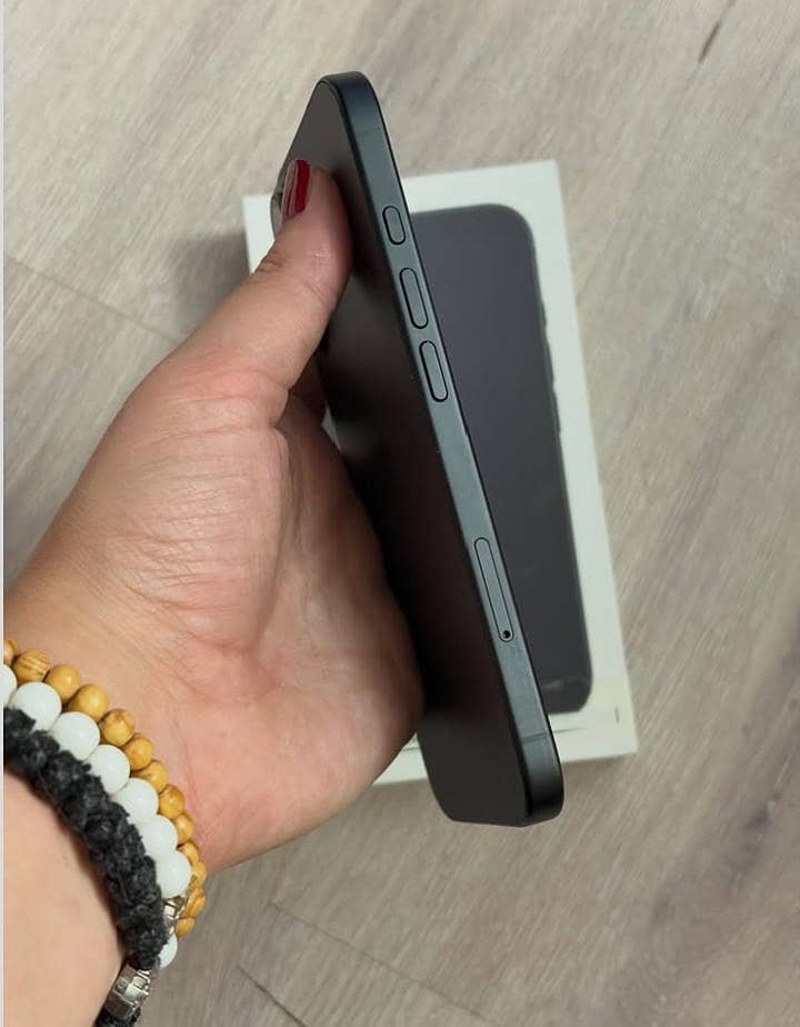 Apple iPhone 16 1