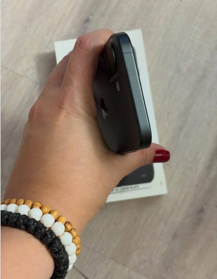 Apple iPhone 16 2