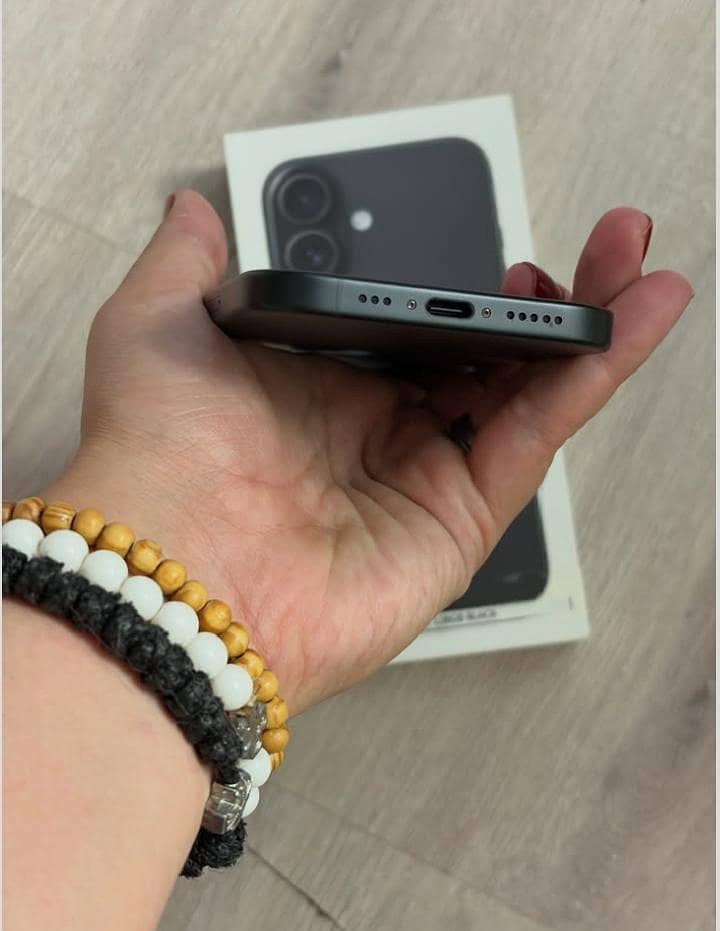 Apple iPhone 16 3