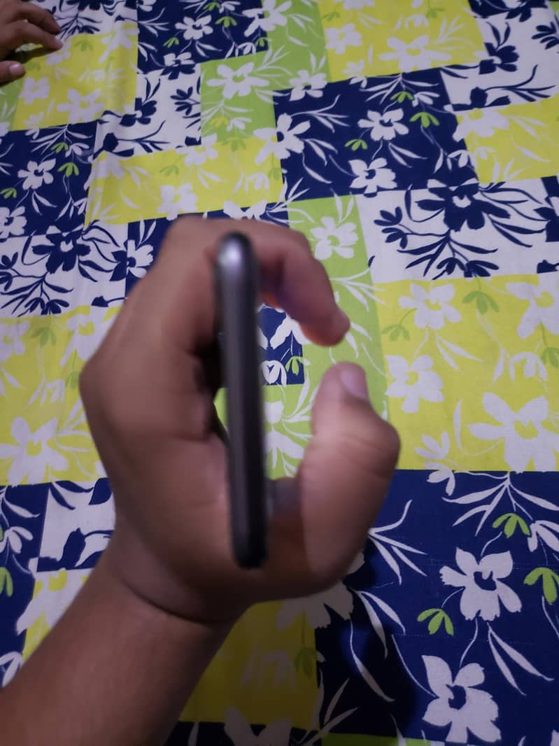 Apple iPhone 8 3