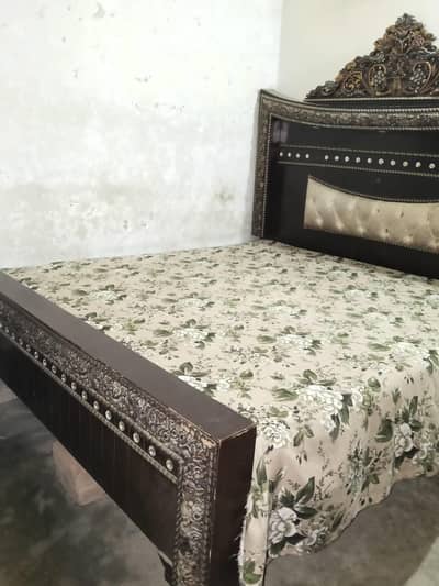bed and dressing table for sell good condition