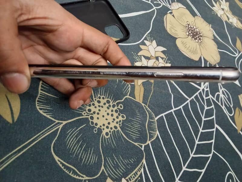 Apple iPhone 11 Pro Max 2