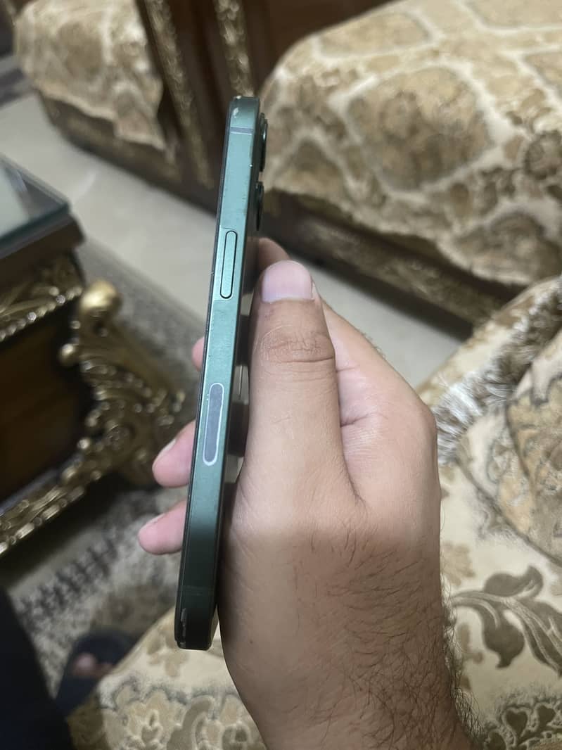 Apple iPhone 13 4