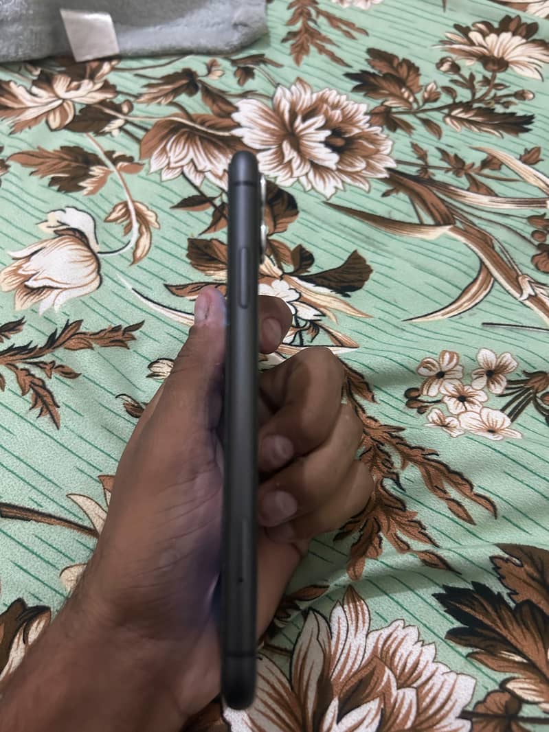 Apple iPhone 11 3