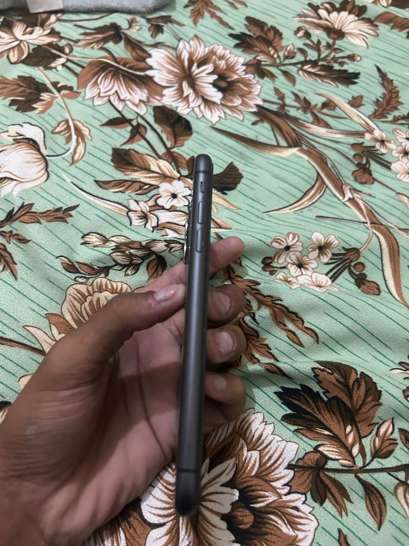 Apple iPhone 11 4