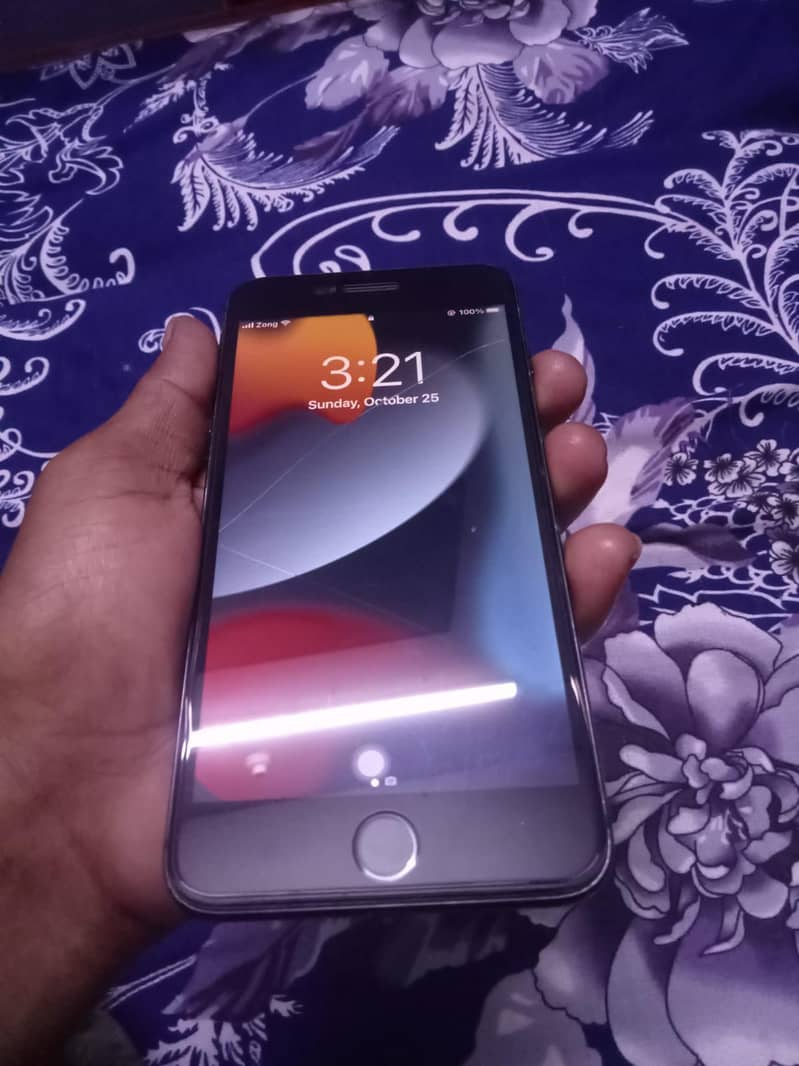 Apple iPhone 7 Plus 0