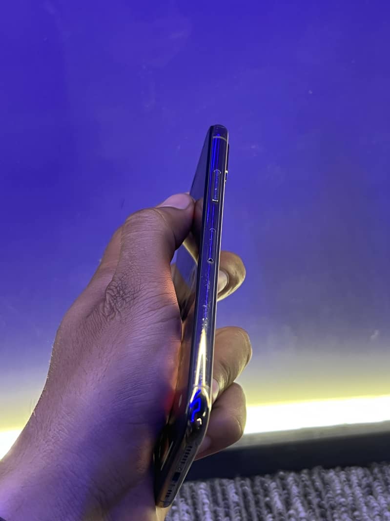 Apple iPhone XS 4