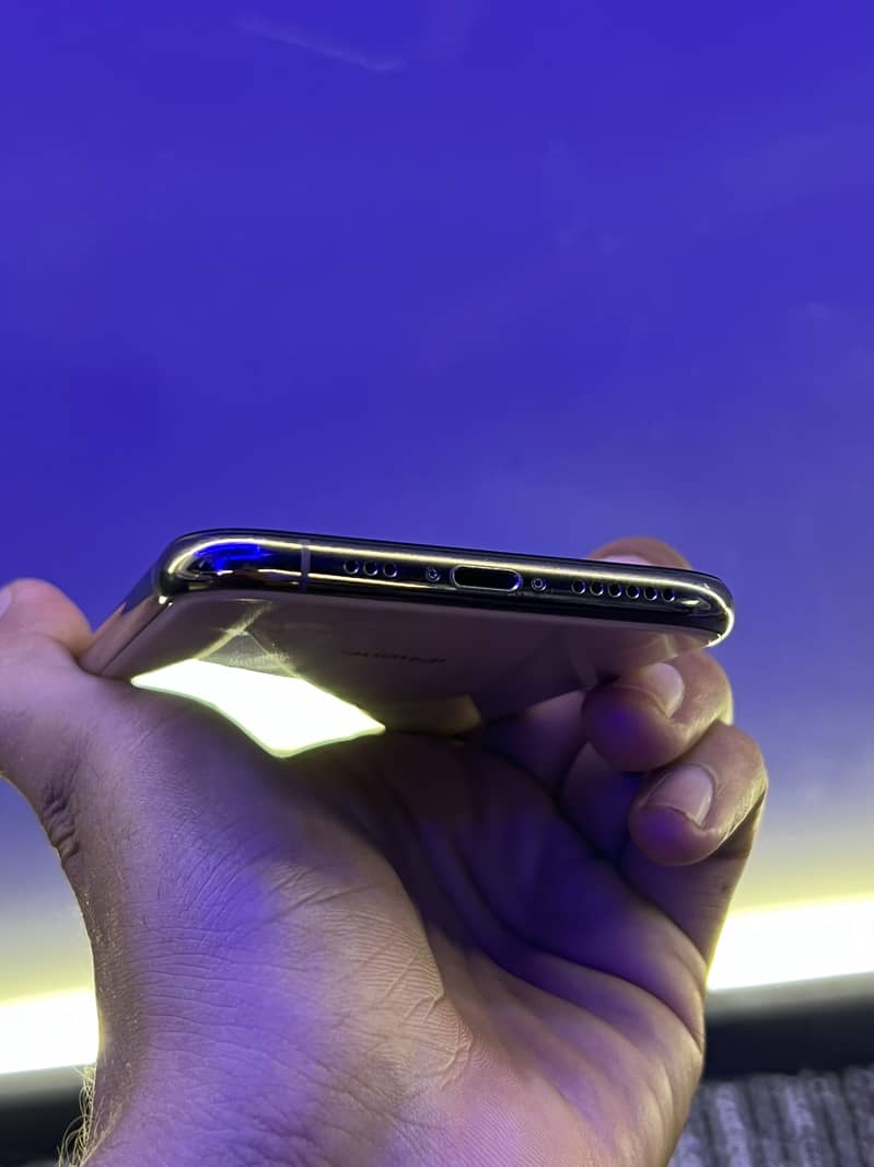 Apple iPhone XS 7
