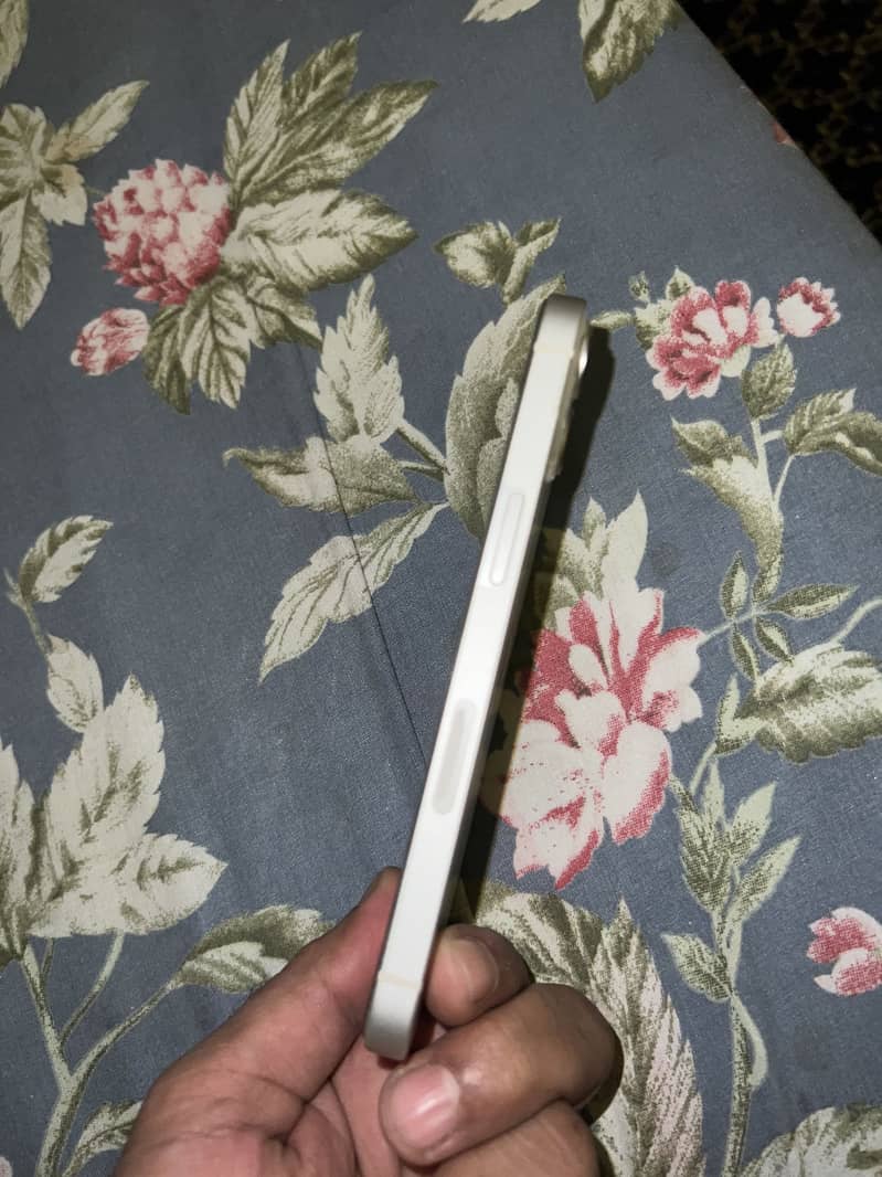 Apple iPhone 13 4