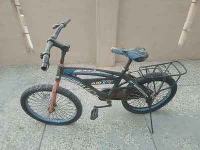 A cycle with a Free gaming keyboard