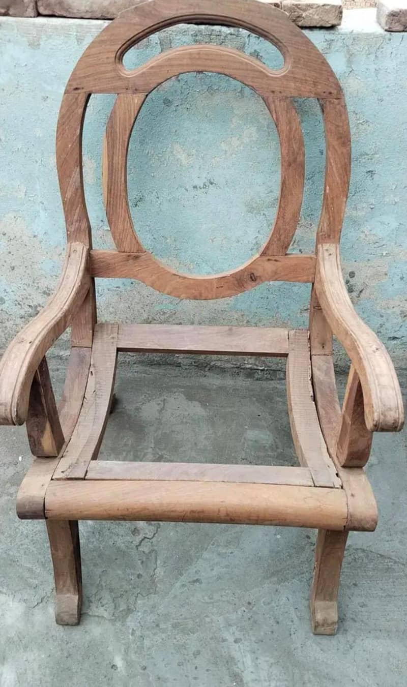 دیار کی تیار بہترین لکڑی کی 4کرسیاں۔۔۔ بہترین اور اچھی حالت میں 0