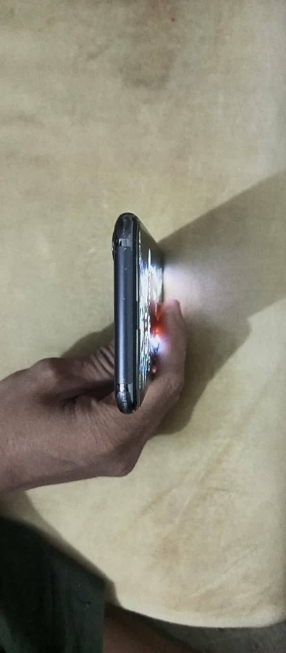 Apple iPhone X 4