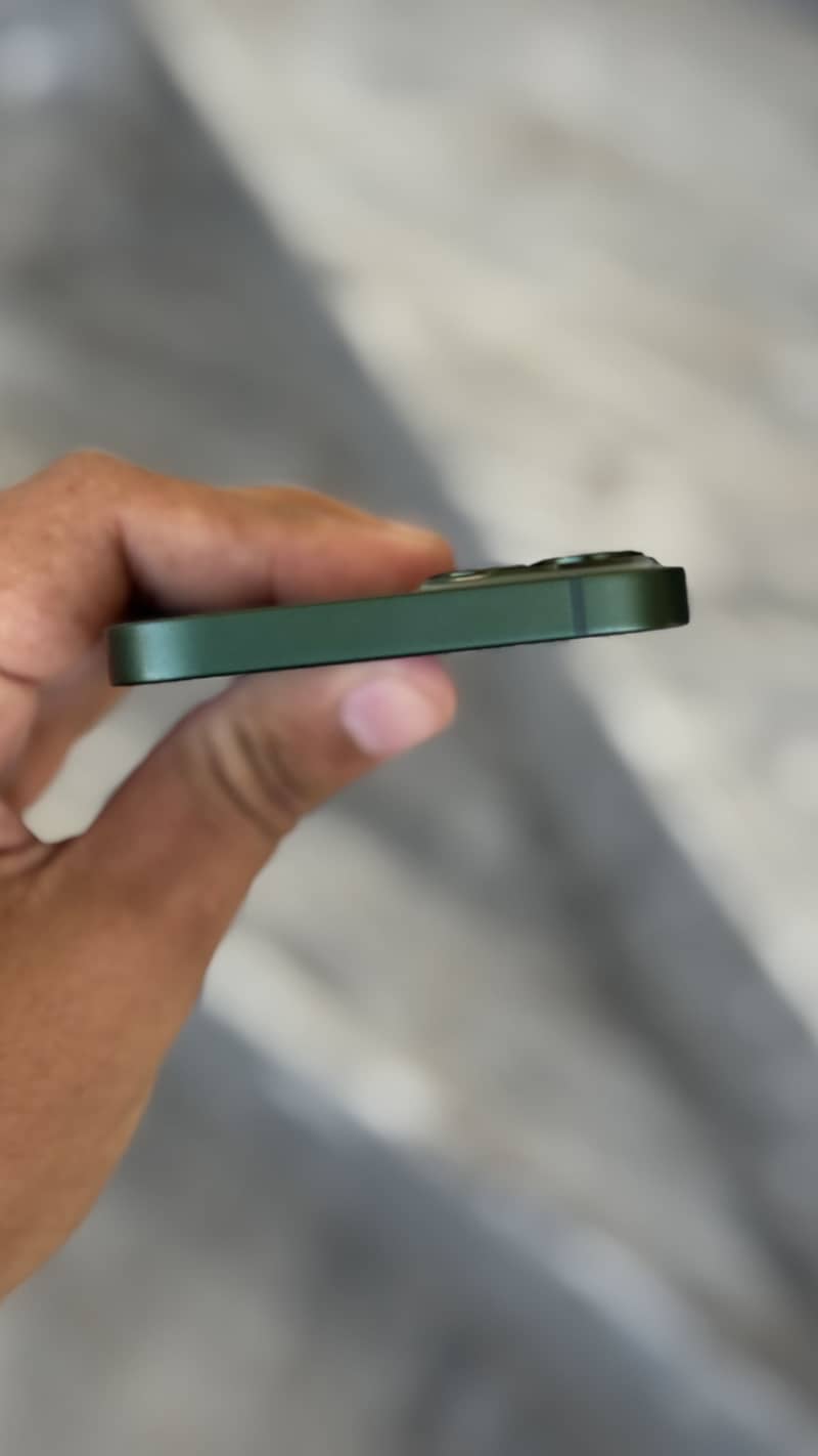 Apple iPhone 13 4