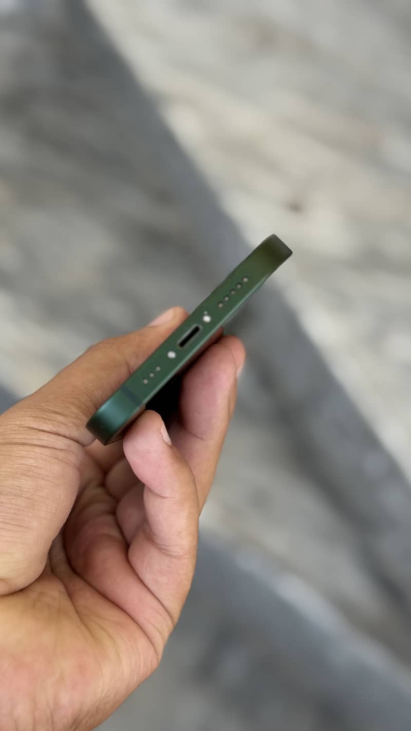 Apple iPhone 13 5