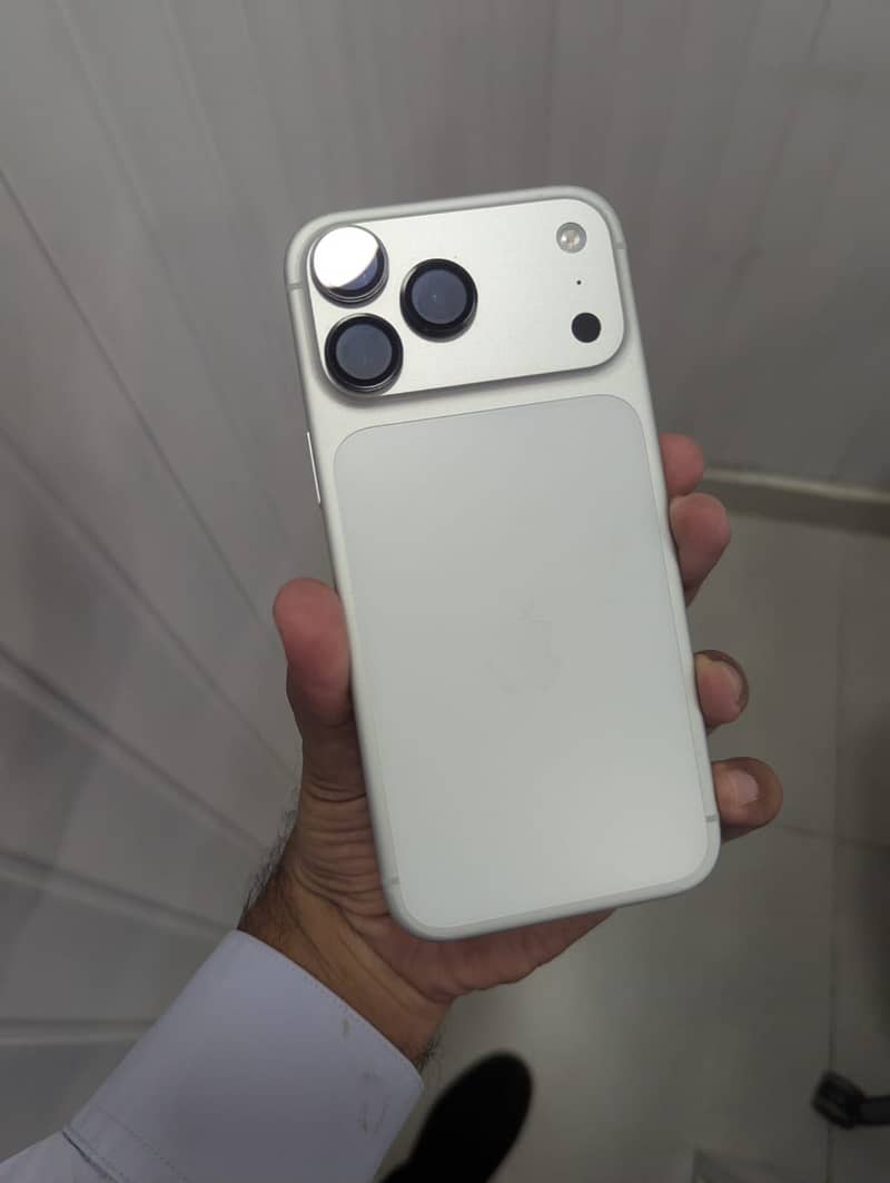 Apple iPhone 17 Pro Max 3