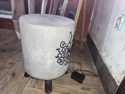 table sath 2 gole cheir han sath mirror hi