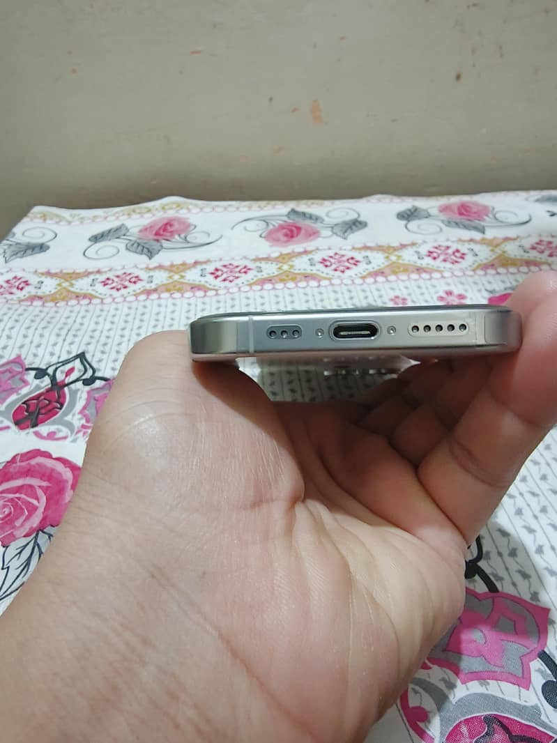 Apple iPhone 16 Pro 1