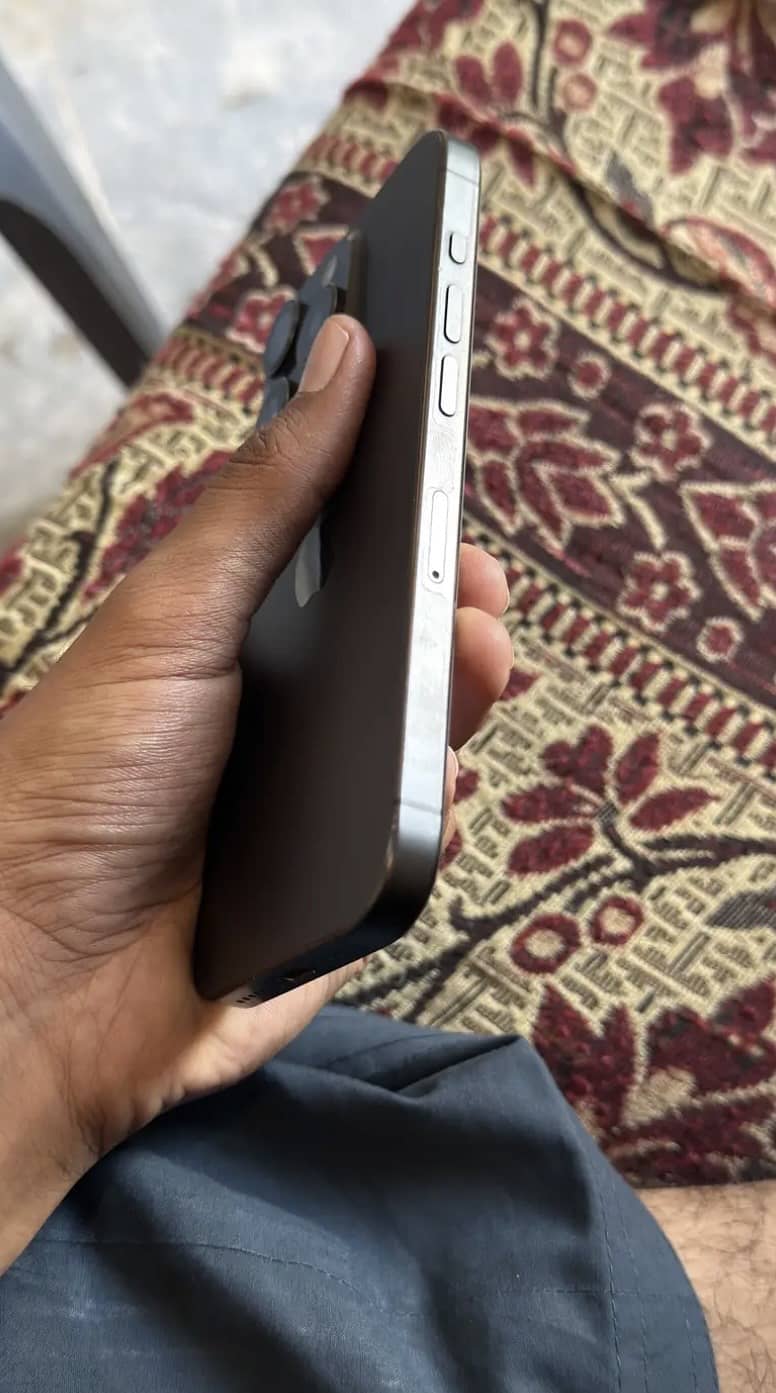 Apple iPhone 15 Pro 2